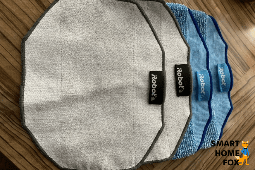 На столе лежит несколько электростатических салфеток робота-пылесоса.